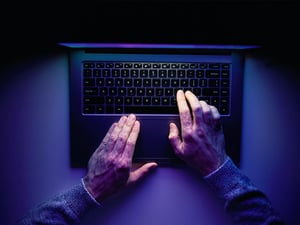 origina_hands_laptop_closeup